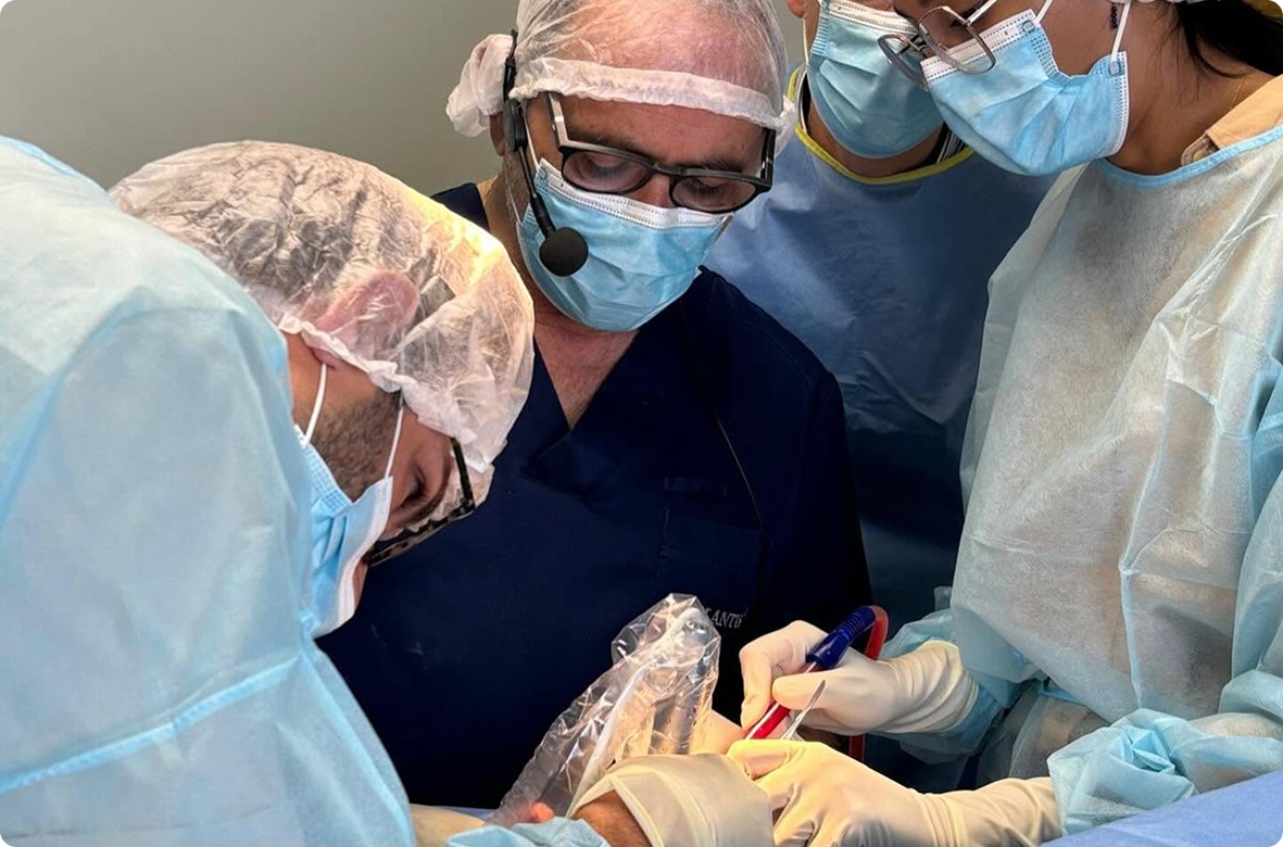 Chirurgie en direct commentée par le Dr Harmik Minassian devant les participants